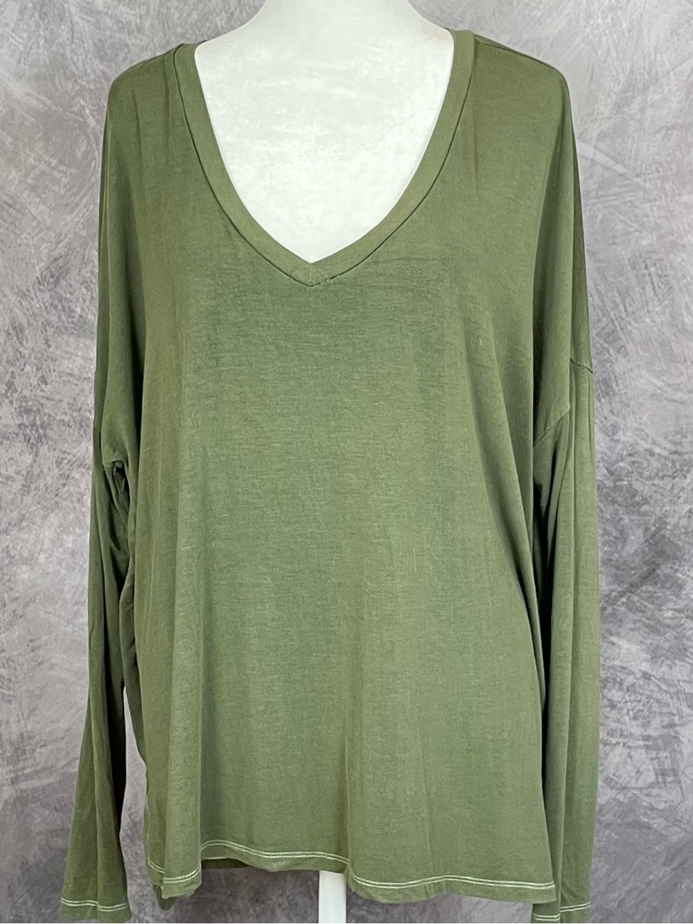 American Eagle  Soft &Sexy Lightweight V-Neck Long Sleeve Top - Olive size L/G